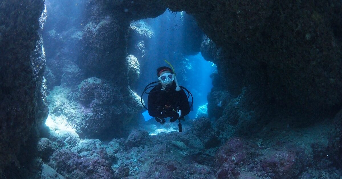 洞窟を泳ぐダイバー